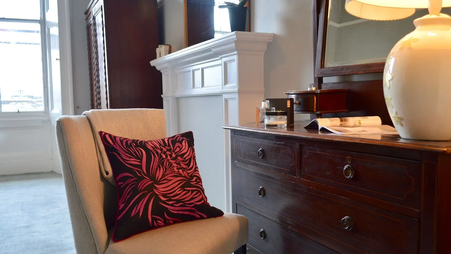 West End 2 Bedroom Georgian Apartment Edinburgh